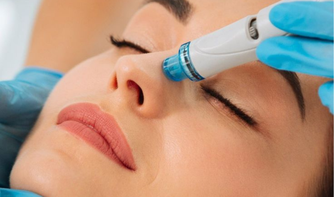 HydraFacial Beaute
Soin non invasif nettoyant, exfoliant et hydratant qui illumine, resserre les pores et revitalise.
En savoir plus