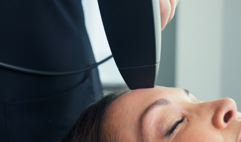 Laser Nanofractionnel
Traitement précis qui réduit cicatrices, pores, rougeurs et rides, tout en améliorant texture et fermeté du visage.
En savoir plus