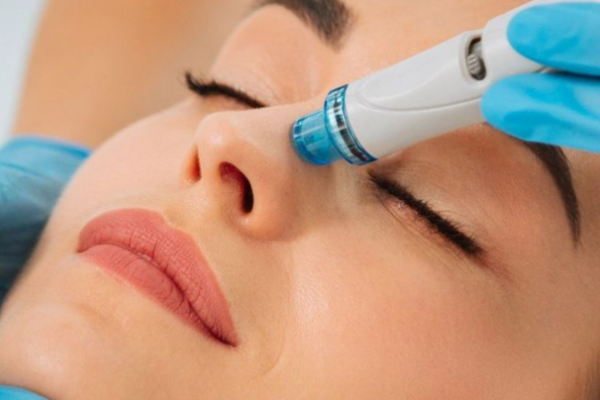 HydraFacial Beaute
Soin non invasif nettoyant, exfoliant et hydratant qui illumine, resserre les pores et revitalise.
En savoir plus