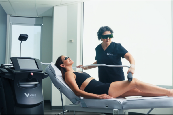 Épilation Définitive
L’épilation laser cible la mélanine des follicules pileux, réduisant durablement la repousse des poils.
En savoir plus
En savoir plus