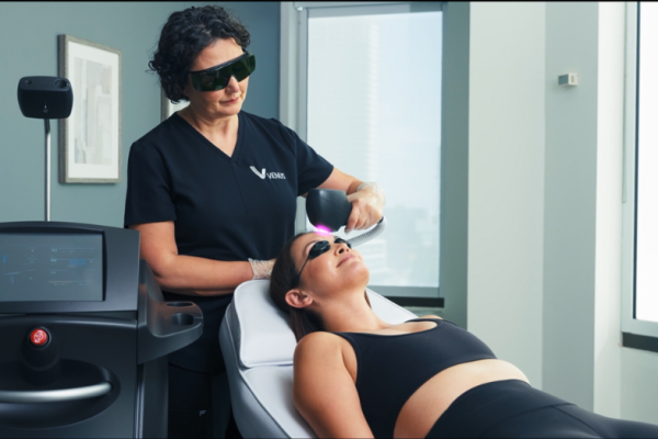 Laser AC Dual
La lumière pulsée cible acné, taches, rougeurs et signes de l’âge pour une peau plus nette, uniforme et éclatante.
En savoir plus