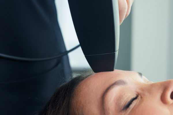 Laser Nanofractionnel
Traitement précis qui réduit cicatrices, pores, rougeurs et rides, tout en améliorant texture et fermeté du visage.
En savoir plus